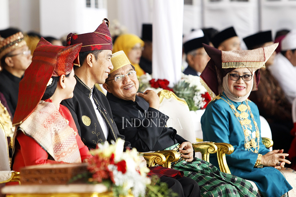 Sedangkan, Wakil Presiden Jusuf Kalla mengenakan pakaian Bugis dan istrinya Mufidah Kalla mengenakan pakaian khas Minang.