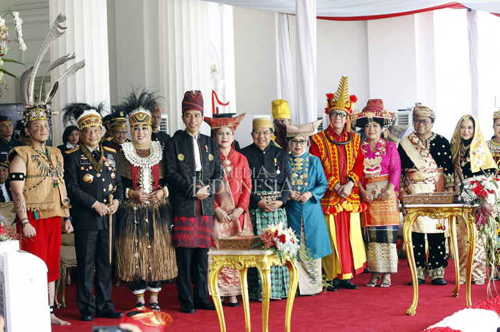 Berbeda dari peringatan tahun-tahun sebelumnya, peringatan tahun ini terasa spesial karena dihadiri tiga presiden terdahulu dan para tamu undangan diminta untuk mengenakan pakaian adat.