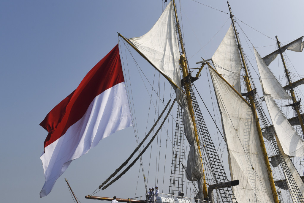 Bendera Merah Putih berukuran besar dikibarkan di tiang bendera yang berada di buritan. Kapal layar latih TNI AL ini sudah berulangkali mengadakan pelayaran keliling dunia.