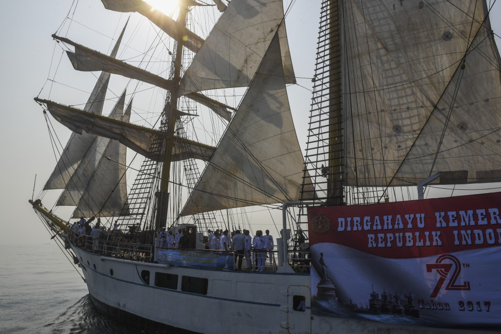 Uniknya upacara bendera memperingati Hari Kemerdekaan RI baru sekali ini dilaksanakan di atas geladak KRI Dewaruci.