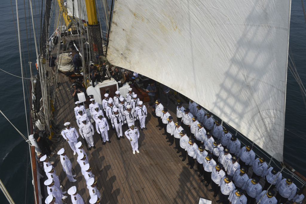 Upacara bendera peringatan HUT ke-72 RI digelar di atas geladak KRI Dewaruci yang sedang berlayar di tengah Laut Jawa.