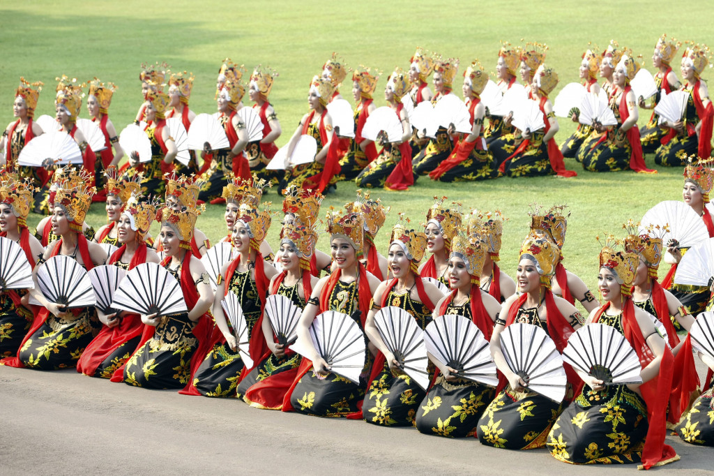 Sebelum upacara dimulai, para tamu undangan yang hadir akan dihibur dengan tarian kolosal dan persembahan lagu-lagu. Para penari akan beraksi di halaman depan Istana Merdeka, Jakarta.
