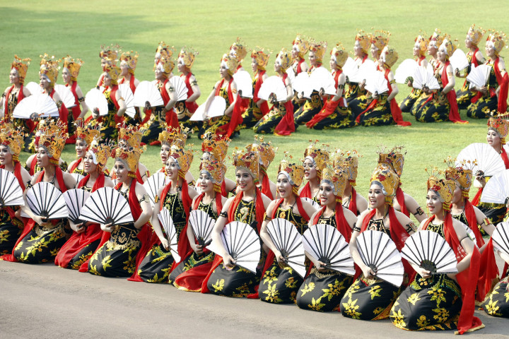 Sebelum upacara dimulai, para tamu undangan yang hadir akan dihibur dengan tarian kolosal dan persembahan lagu-lagu. Para penari akan beraksi di halaman depan Istana Merdeka, Jakarta.