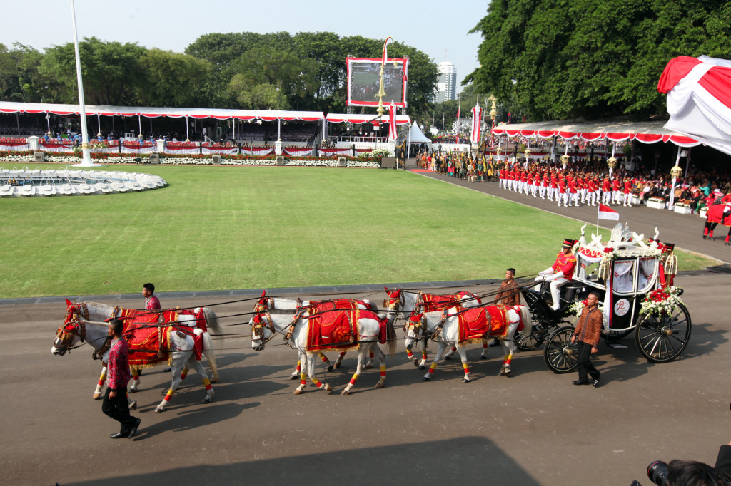 Upacara dimulai dengan kirab pembawa Bendera Pusaka dan Naskah Proklamasi dari Monas menuju Istana Merdeka.