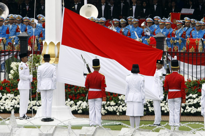 Tiga lainnya dari Kelompok 8 yang bertugas untuk mengibarkan bendera ialah Rahmat Hersa Widiatmoko sebagai Komandan Kelompok 8 yang mewakili Provinsi Kalimantan Barat, Rianto Fajriansyah sebagai pembentang bendera yang mewakili Provinsi Bengkulu, dan Agus Putra Pratama Yudha sebagai penarik bendera yang mewakili Provinsi Nusa Tenggara Barat.