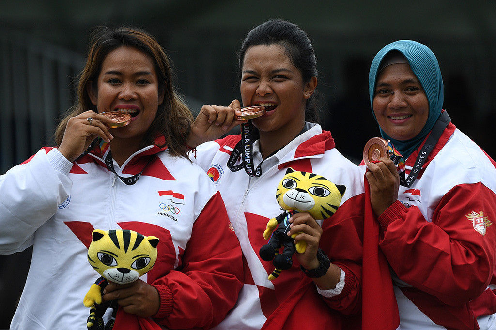 Tim Indonesia yang turun pada nomor compound beregu putri terdiri atas Dellie Threesyadinda, Triya Resky Adriya, dan Rona Siska Sari. Adapun tim Thailand terdiri atas Kanyavee M, Nareumon Junsook, dan Suvaporn A.