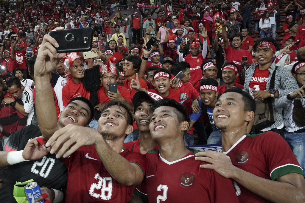 Pemain Timnas U-22 melayani permintaan berfoto dengan para suporter setelah sukses mengalahkan Filipina.