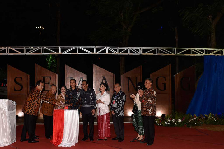 Presiden Joko Widodo (keempat kiri) didampingi Ibu Negara Iriana Joko Widodo (ketiga kiri), Gubernur DKI Jakarta Djarot Saiful Hidayat (tengah), Menteri PUPR Basuki Hadimuljono (kedua kiri), Menteri Perhubungan Budi Karya Sumadi (kiri), Dirut PT Wika Bintang Perbowo (ketiga kanan) dan Ketua DPRD DKI Jakarta Prasetyo Edi Marsudi (kanan) meresmikan Simpang Susun Semanggi di Jakarta, Kamis (17/8/2017).