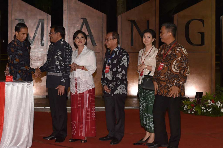 Presiden secara khusus menyebutkan penghargaannya kepada kerja gubernur saat ini maupun gubernur sebelumnya yang menginisiasi pembangunan Simpang Susun Semanggi.