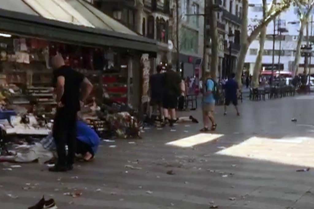 Suasana pascakejadian sebuah van putih menabrak kerumunan orang di kota wisata Las Ramblas, Barcelona, Kamis (17/8/2017) waktu setempat. Sedikitnya 13 orang tewas dan puluhan lainnya luka-luka akibat kejadian tersebut.