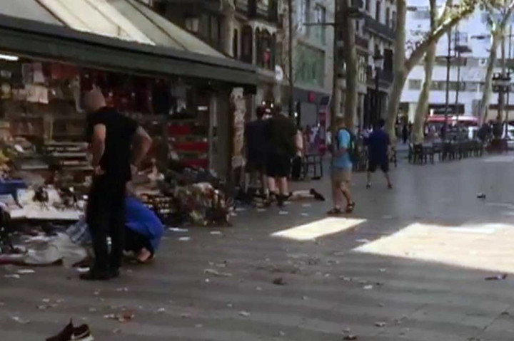 Suasana pascakejadian sebuah van putih menabrak kerumunan orang di kota wisata Las Ramblas, Barcelona, Kamis (17/8/2017) waktu setempat. Sedikitnya 13 orang tewas dan puluhan lainnya luka-luka akibat kejadian tersebut.
