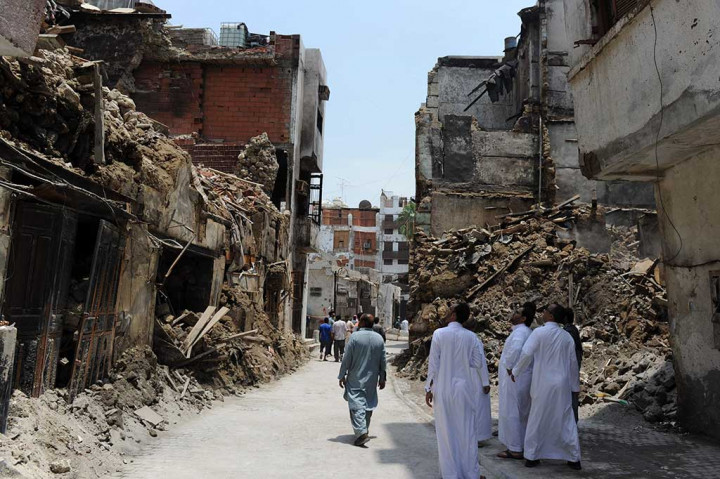 Warga melihat puing-puing bangunan bersejarah yang hangus terbakar di Jeddah, Arab Saudi, Kamis (17/8/2017). 