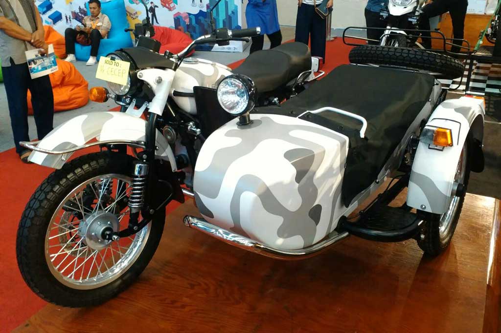Ural menggunakan mesin berkapasitas 749 cc dengan pendingin udara. Motor ini telah menggunakan sistem fuel-injection. Ural memiliki 4 percepatan maju ditambah 1 gigi mundur.