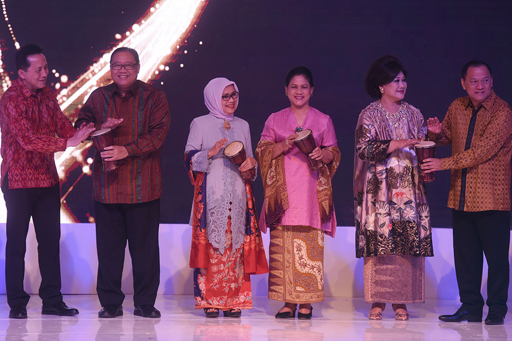 Selain istri Wapres Mufidah Jusuf Kalla (ketiga kiri), Ny Iriana juga didampingi Gubernur BI Agus Martowardojo (kanan) dan istri Nies Berliantin Martowardojo (kedua kanan), Menteri Koperasi dan UKM Anak Agung Puspayoga (kedua kiri) dan Kepala Bekraf Triawan Munaf (kiri).