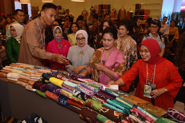 Pameran tersebut menampilkan beraneka karya dengan bahan dasar batik dan tenunan dari berbagai daerah di Indonesia, seperti, tas, pakaian, dan aksesoris.