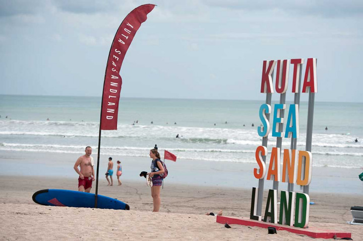 Wisatawan menyiapkan selancar di kawasan Festival Kuta Sea Sand Land, Pantai Kuta, Bali, Jumat (18/8/2017).