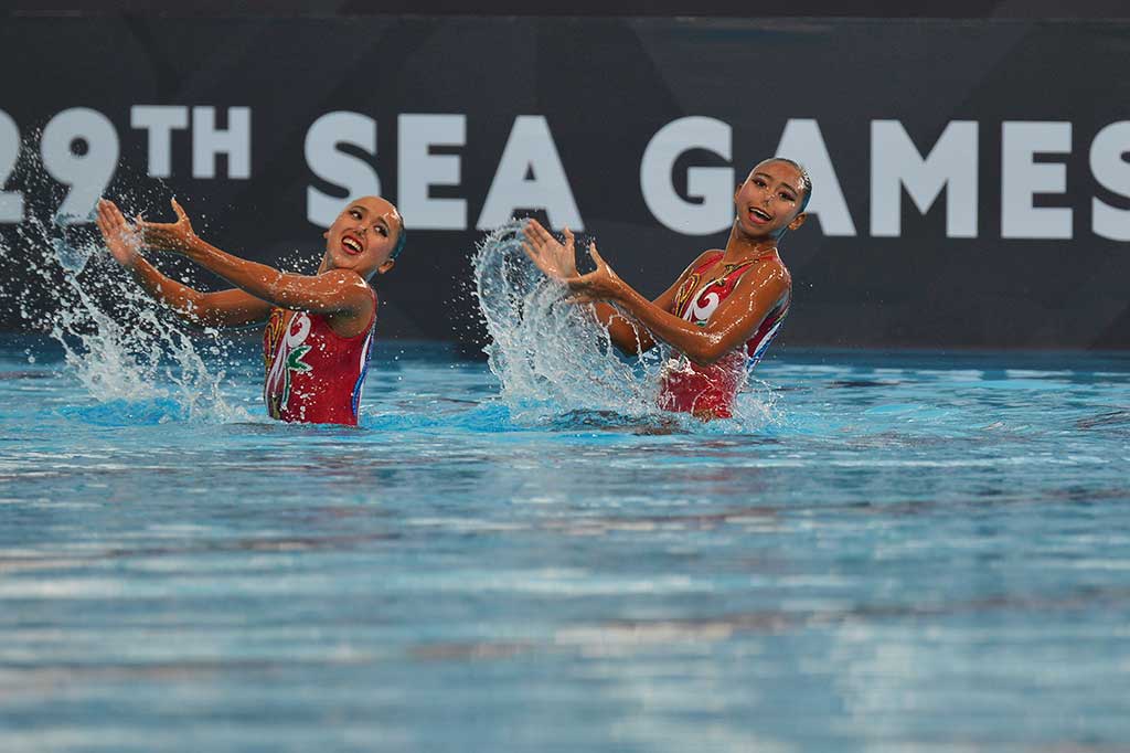 Atlet renang Indah Indonesia Anisa Feritrianti (kanan) dan Claudia Megawati menunjukkan gerakan dalam nomor duet technical routine putri renang sinkronisasi SEA Games XXIX di National Aquatic Centre, kawasan Stadion Bukit Jalil, Kuala Lumpur, Malaysia, Jumat (18/8/2017).