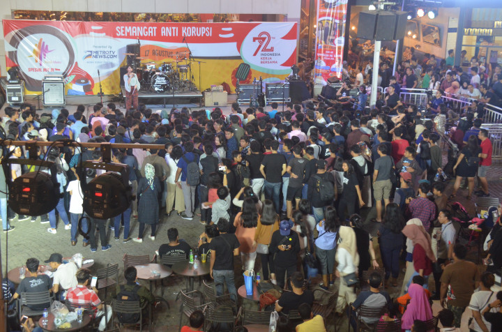 Ratusan orang penggemar Barasuara dari berbagai daerah berdatangan di Summarecon Mall Serpong sejak siang hari.