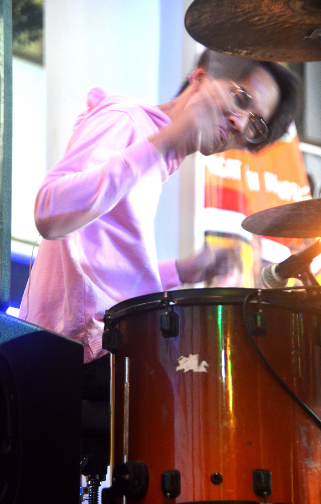 Marco Steffiano (drum). Ada delapan lagu dibawakan Barasuara dalam pertunjukan yang berlangsung selama dua jam. 