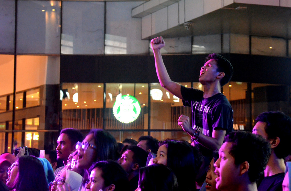 Sebagian besar penonton adalah penggemar setia Barasuara. Tak heran mereka turut bernyanyi bersama selama dua jam pertunjukan berlangsung. 