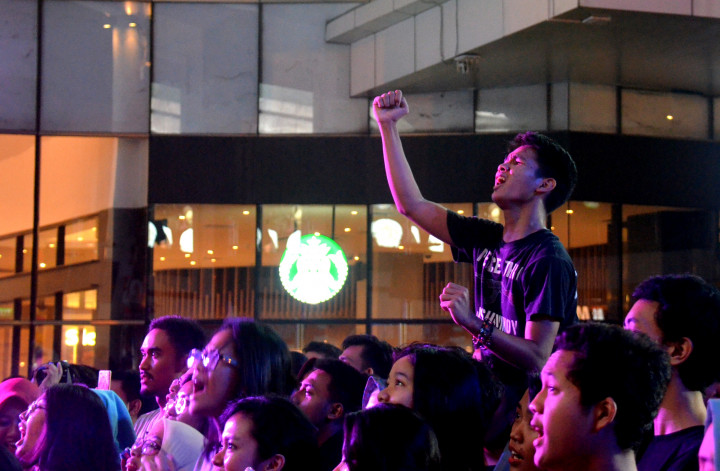Sebagian besar penonton adalah penggemar setia Barasuara. Tak heran mereka turut bernyanyi bersama selama dua jam pertunjukan berlangsung. 