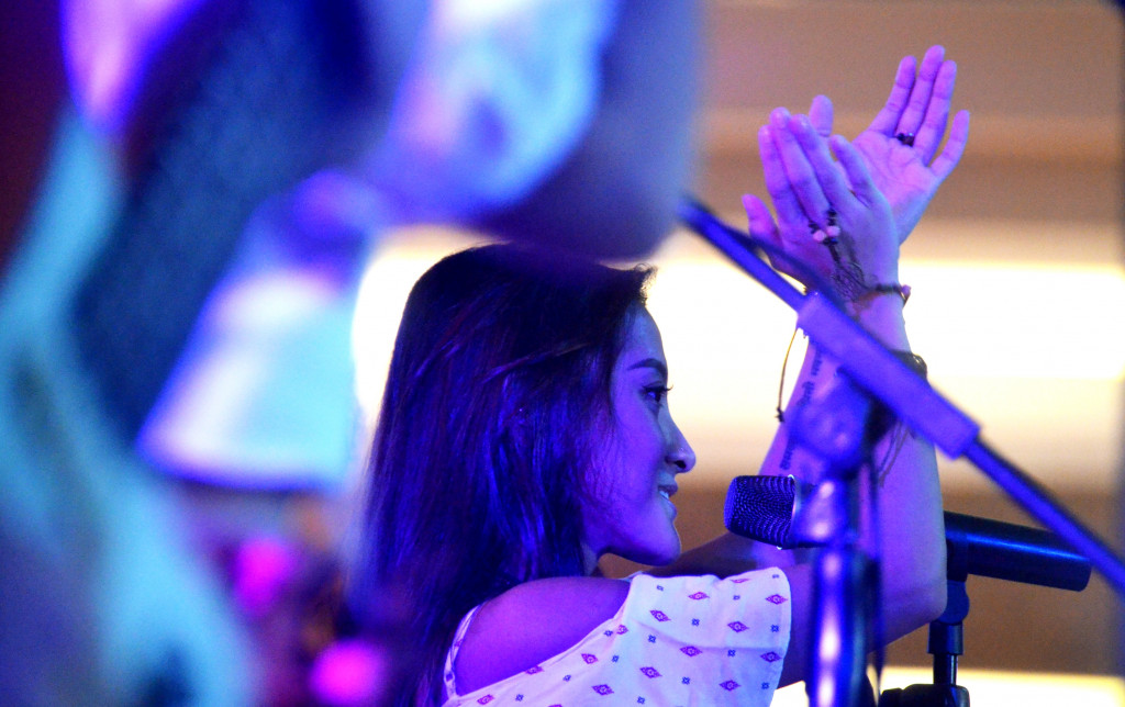 Cabrini Asteriska Widiantini (vocal/tamborin). Ratusan orang penonton turut bernyanyi bersama di semua lagu. 