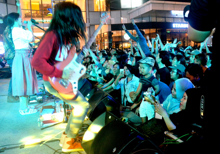 Walau sempat mengalami gangguan teknis, aksi panggung Gerald Situmorang (bass) tetap energik seperti biasanya. 