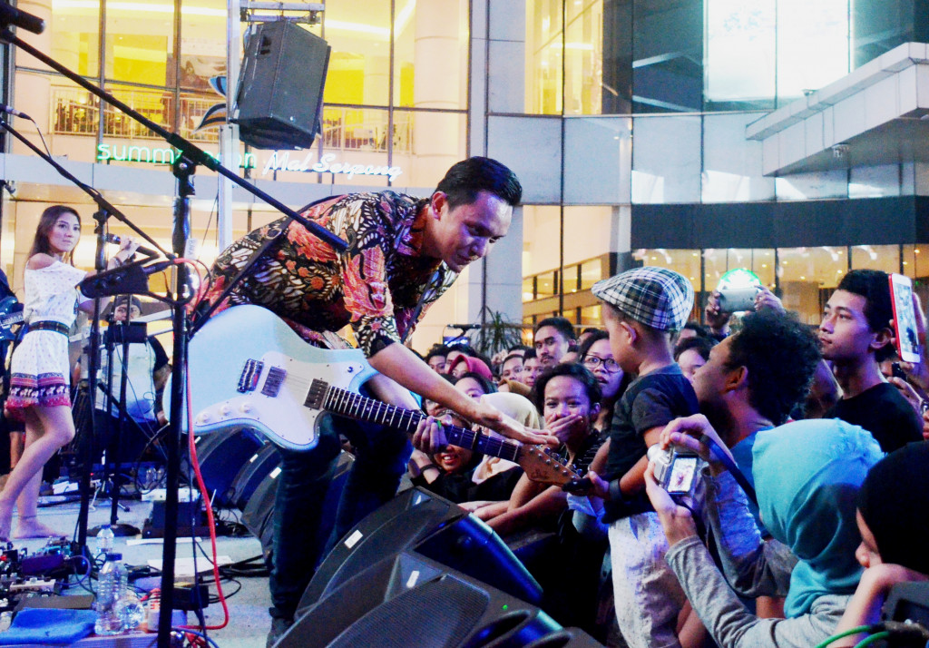 Iga Massardi (vocal/guitar) menyapa seorang penonton cilik. 