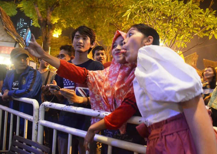 Turun dari panggung, Puti Chitara (vocal) langsung meladeni ajakan berfoto bersama seru-seruan bersama penggemar.