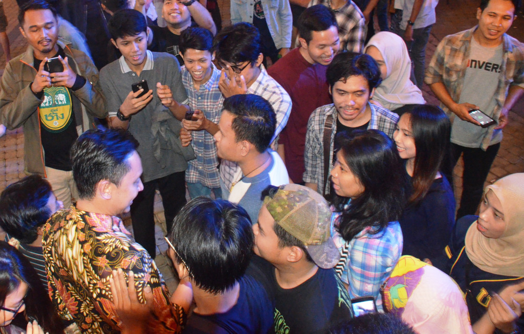 Iga Massardi 'diserbu' penggemar dan wartawan. Acara peringatan HUT ke-72 RI ini berlangsung di plaza Summarecon Mall Serpong, Tangerang. 