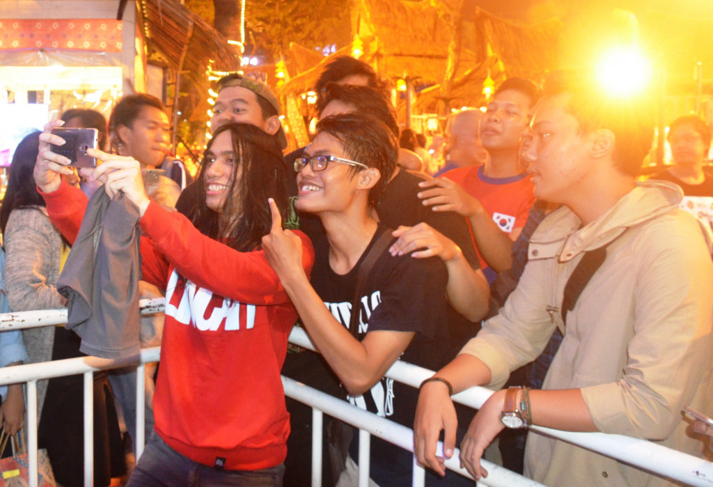 Gerald Situmorang masih punya cadangan energi dan aneka pose untuk meladeni permintaan berfoto bersama dari para penggemarnya yang sudah menanti di belakang panggung. 