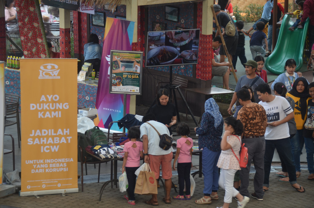 Warga memadati meja ICW yang mengadakan penggalangan dana dengan menjual merchandise. Dana yang terkumpul akan dipakai untuk membiayai pendidikan anti korupsi di sekolah.