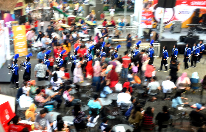 Acara dibuka oleh marching band SMA 8 Tangerang. Beberapa lagu nasional yang mereka bawakan disambut meriah para penonton. 
