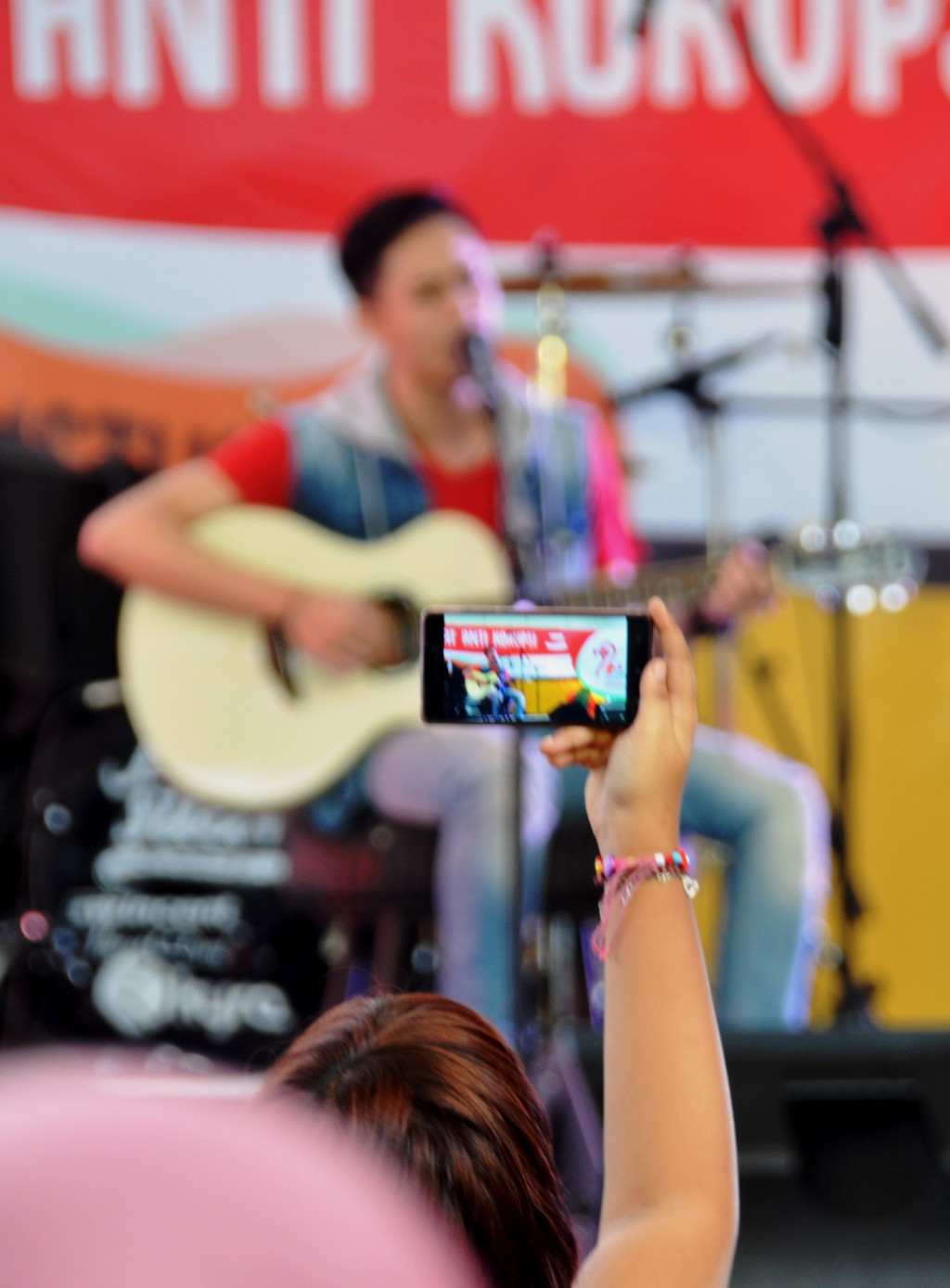 Penampilan duo pemusik Salman dengan lagu-lagu berirama slow menyejukkan suasana. 