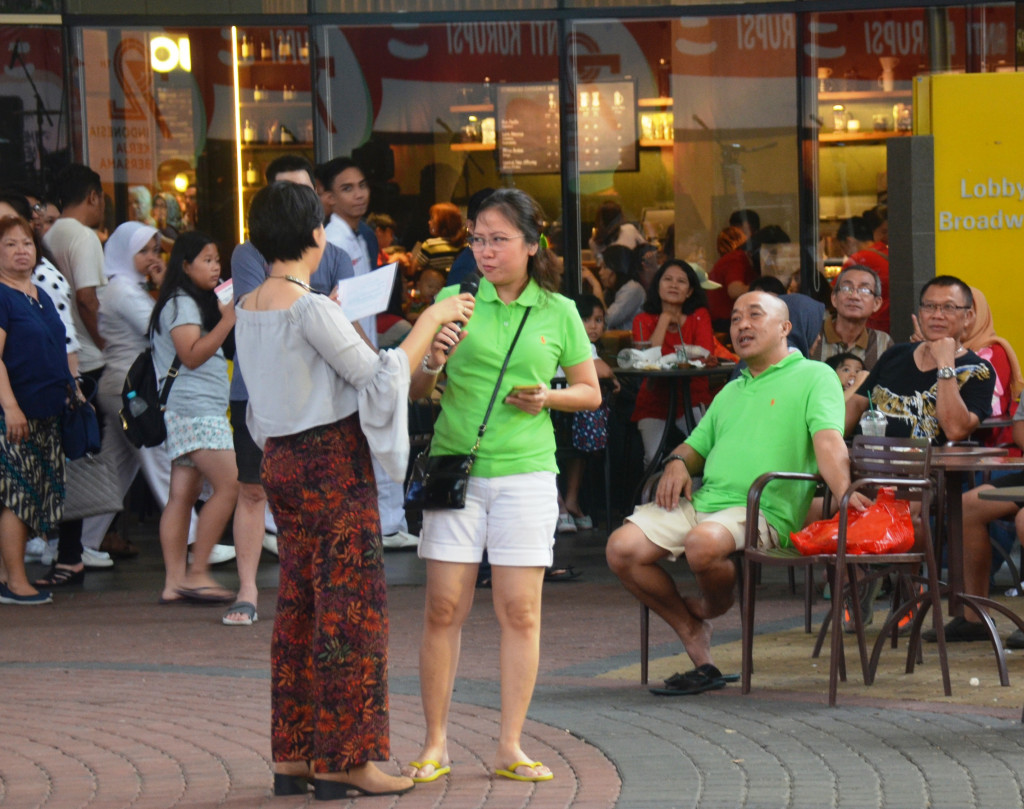 Kuis berhadiah merchandise memeriahkan suasana.  
