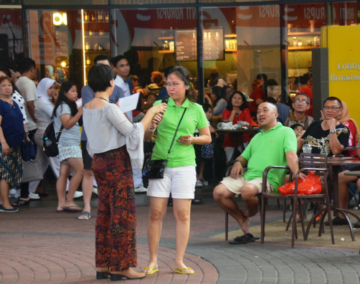 Kuis berhadiah merchandise memeriahkan suasana.  