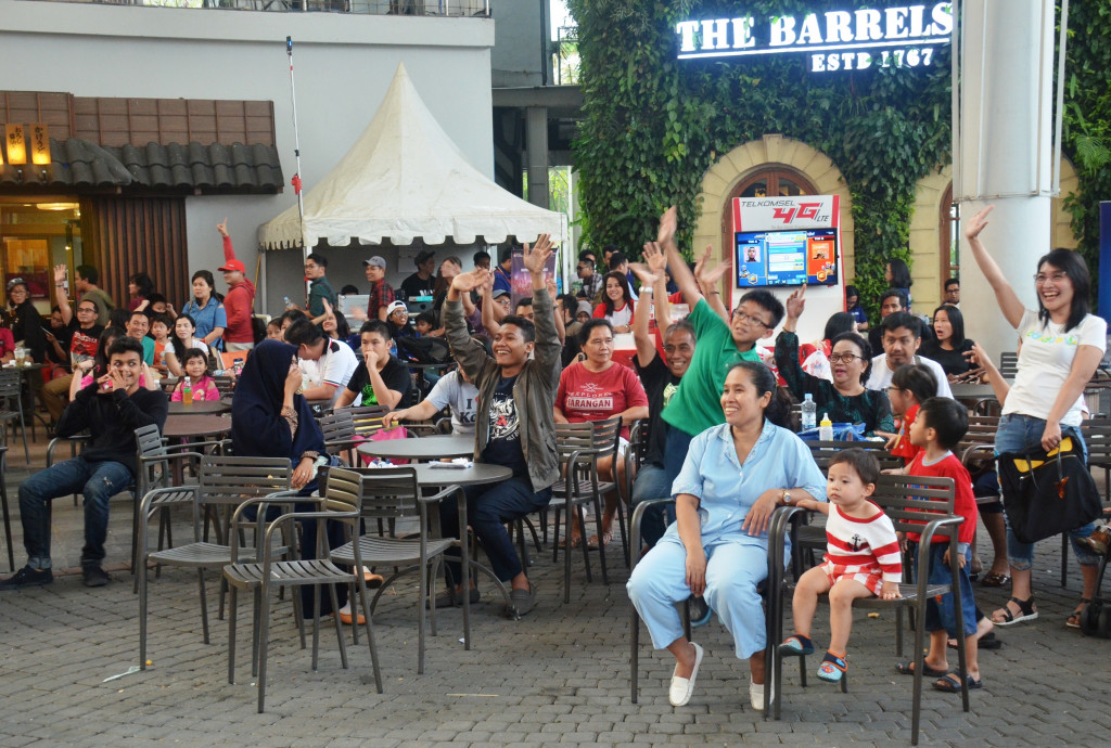 Penonton berebut menjawab pertanyaan kuis yang diajukan MC. 