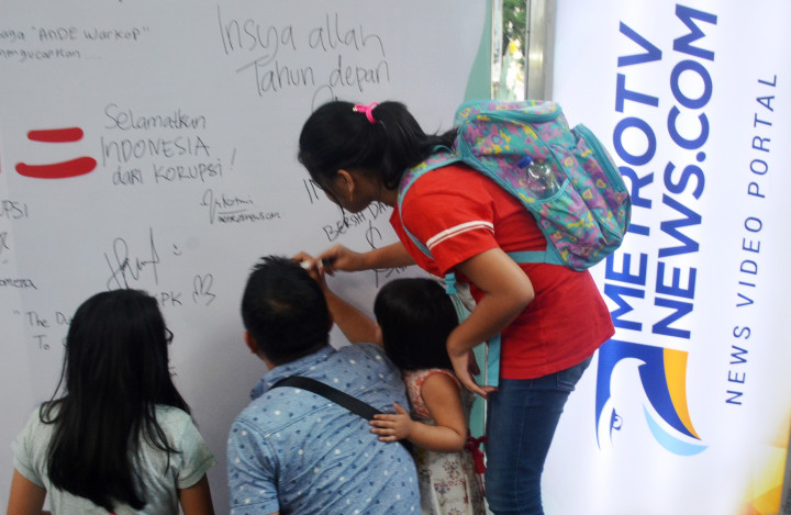 Warga menuliskan pesan-pesan anti korupsi sebagai bentuk dukungan moril terhadap ICW dan lembaga penegak hukum dalam memberantas korupsi.