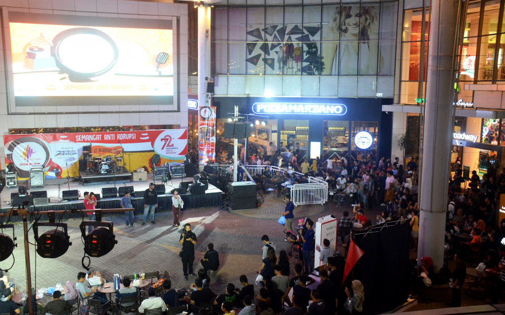 Penonton ditantang membacakan naskah berita layaknya para presenter di layar televisi Metro TV. 