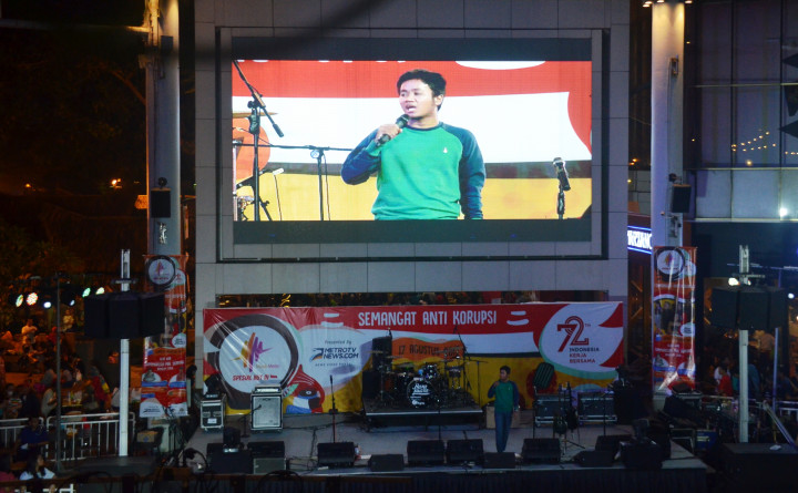 Penampilan lucu dari komika Yudha Keling memancing tawa ratusan penonton yang telah berdatangan sejak siang hari. 