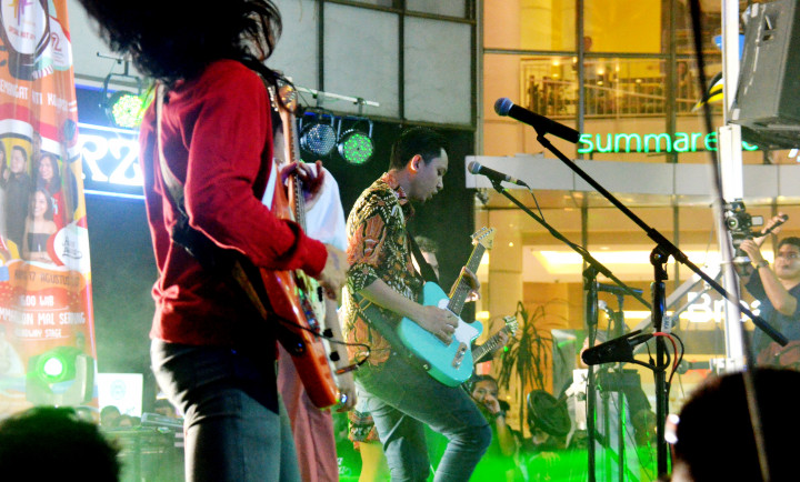 Penampilan grub band indie rock Barasuara menjadi puncak rangkaian acara yang digelar di plaza Summarecon Mall Serpong, Tangerang, ini. 