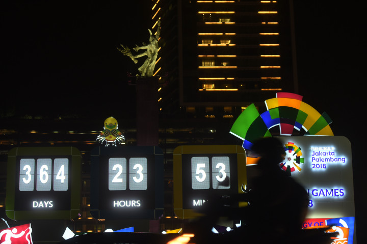 Kendaraan melintas di depan papan hitung mundur Asian Games di Bundaran Hotel Indonesia, Jakarta. Hitung mundur Asian Games 2018 di Jakarta dan Palembang tepat dilakukan satu tahun ke depan. ANTARA FOTO/Akbar Nugroho Gumay