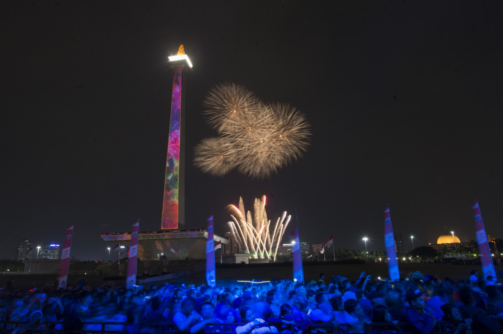 Kembang api dan video mapping ditembakkan ke Tugu Monas dalam peresmian