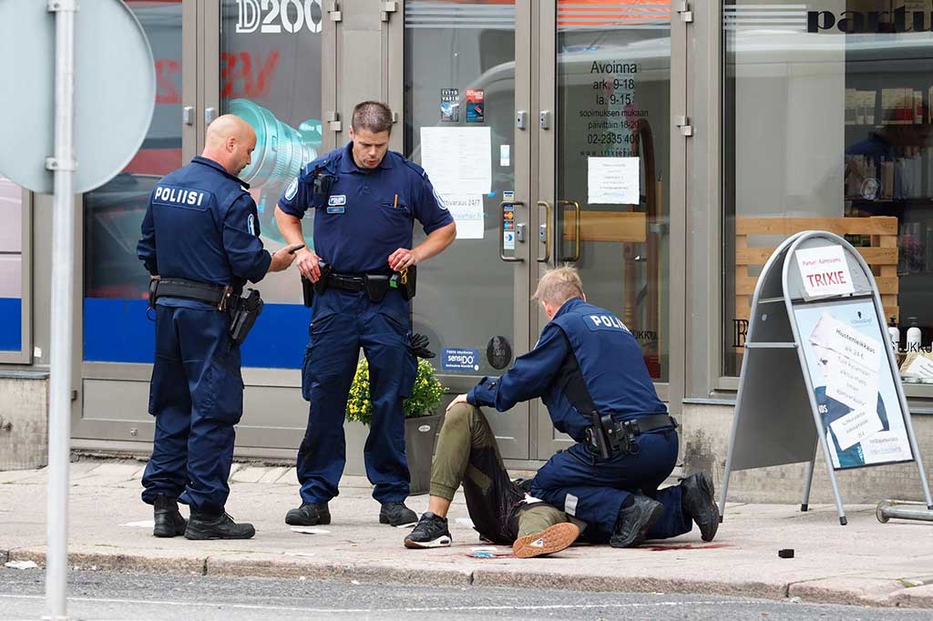 Polisi memberikan pertolongan kepada seorang korban penusukan di Kota Turku, Finlandia, Jumat (18/8/2017) waktu setempat.