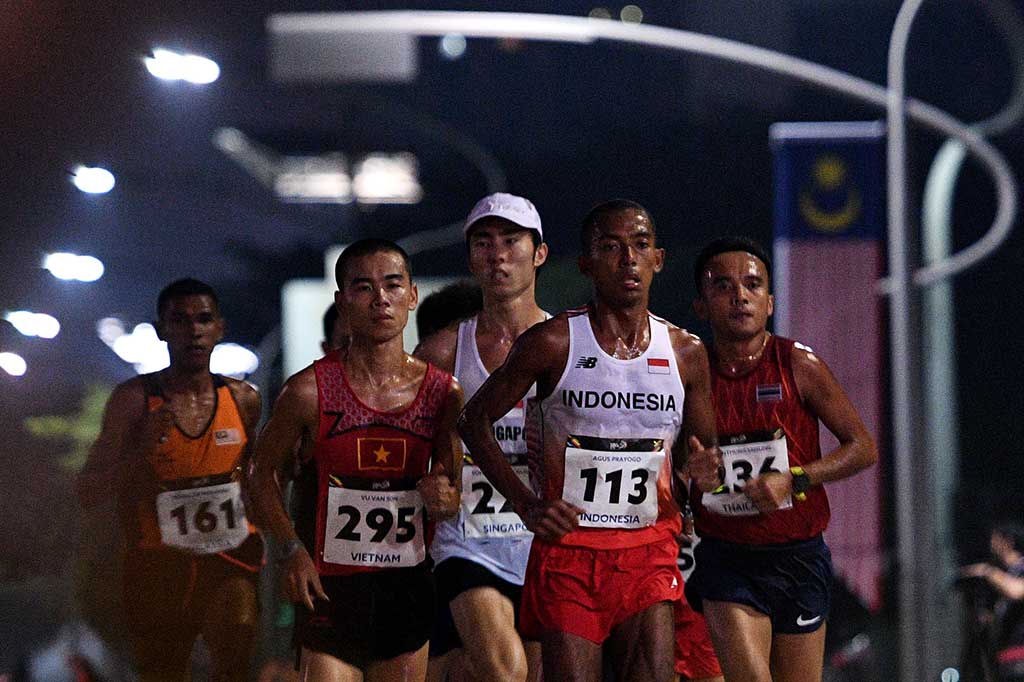 Pelari Indonesia Agus Prayogo (kedua kanan) berlari bersama para atlet lainnya dalam nomor marathon SEA Games XXIX Kuala Lumpur di Putrajaya, Malaysia, Sabtu (19/8/2017).
