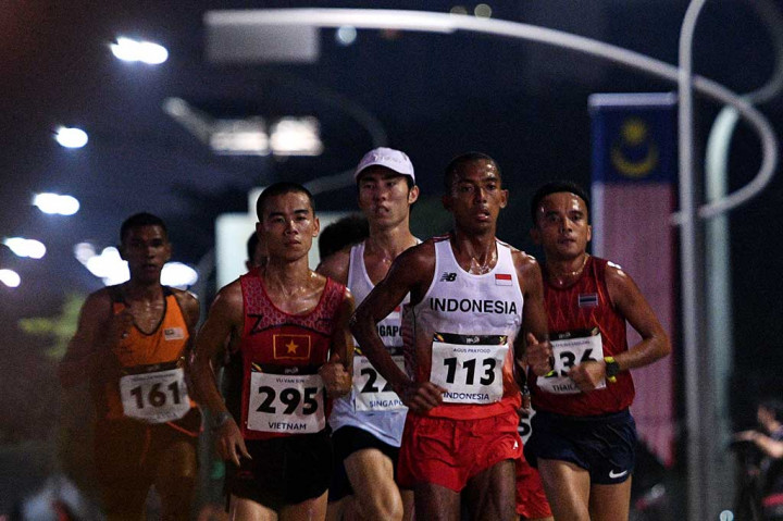 Pelari Indonesia Agus Prayogo (kedua kanan) berlari bersama para atlet lainnya dalam nomor marathon SEA Games XXIX Kuala Lumpur di Putrajaya, Malaysia, Sabtu (19/8/2017).