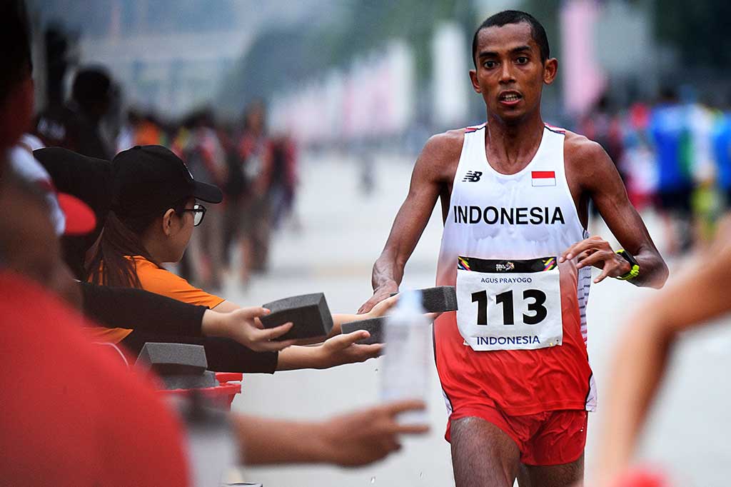 Agus Prayogo memacu kecepatannya menjelang garis finis.