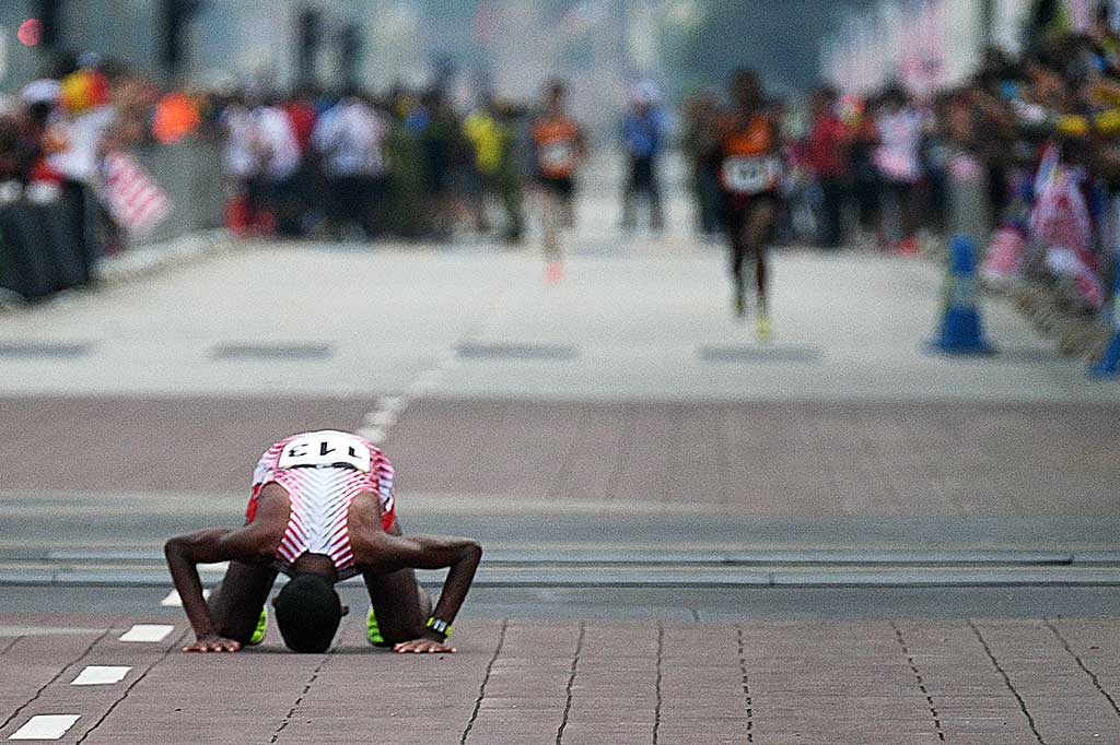 Agus Prayogo melakukan sujud usai memasuki garis finis. Agus meraih medali perak dengan catatan waktu dua jam 27 menit 16 detik. Sementara emas diraih pelari Singapura Soh Rui Yong dan perunggu diraih pelari Malaysia Muhaizar.