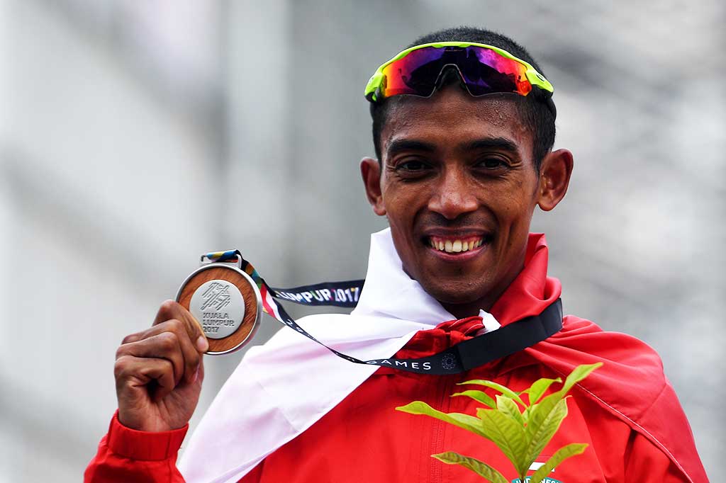 Agus Prayogo menunjukkan medali perak yang baru saja diraihnya.