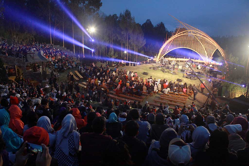 Penonton sangat antusias menyaksikan penampilan musisi jazz dalam Jazz Gunung Bromo di Jiwa Jawa Resort, Probolinggo, Jatim, Jumat (18/8/2017) malam. Dekorasi panggung di alam terbuka dan beralas rumput menjadi keunikan tersendiri dalam festival ini.